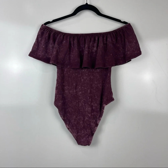 Forever 21 Burgundy Bleach Wash Ruffle Off the Shoulder Body Suit Size Small - Picture 2 of 6